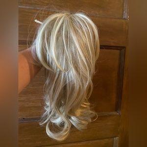 Faux ponytail, light to medium shades of blone
